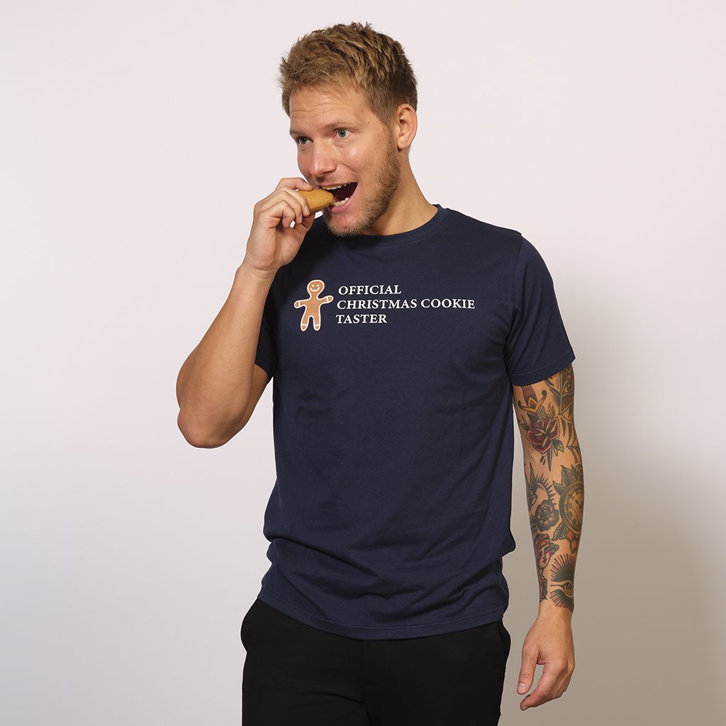 Un uomo che indossa una maglietta nera con un uomo delle torte.